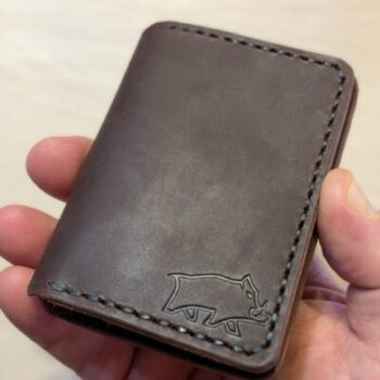 Tarjetero Doble Minimalista de Cuero Vacuno – Marrón oscuro (Cosido a Mano)